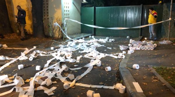 protest cu hartie igienica la vila lac manifestantii arunca rolele in masinile liderilor pnl