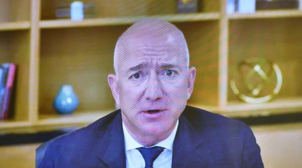 jeff bezos prezice ca oamenii se vor naste in spatiu si vor vizita pamantul in vacanta