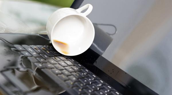 ai varsat lichid pe laptop ce trebuie sa faci imediat