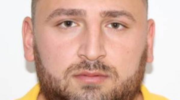 un copil pe nume david facut ping pong intre mama si tata