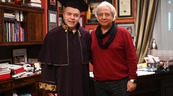 alexandru grecu i a inmanat lui constantin chiriac insemnele dhc parteneriat intre sibiu si chisinau pentru sustinerea studentilor si actorilor din moldova