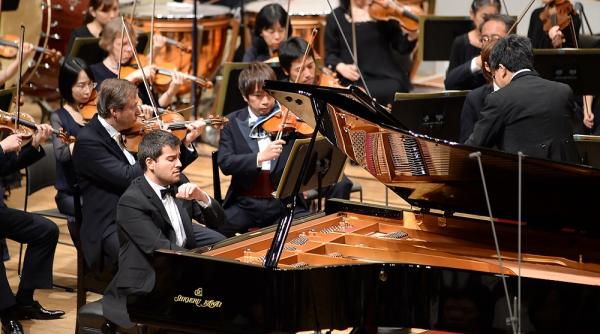 pian la superlativ un recital de exceptie si o comedie spumoasa pentru pianist si actrita ajung la bucuresti in cadrul festivalului hoinar 2021