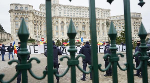 cateva sute de protestatari impotriva certificatului verde au ajuns in fata guvernului
