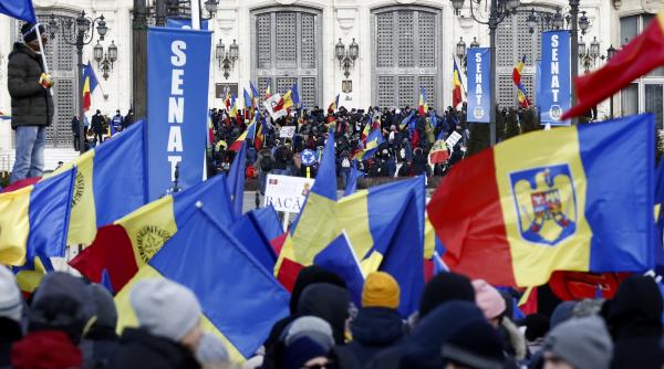 casa poporului teatru de razboi portile senatului rupte masinile vopsite cu spray uri galbene