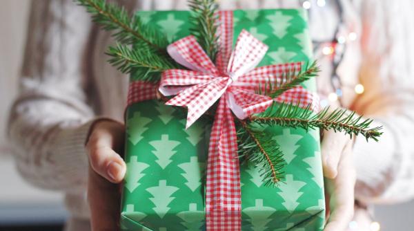 ce articole de moda aleg romanii drept cadouri de sarbatori lenjerie intima si haine casual imbracaminte pentru copii si bijuterii