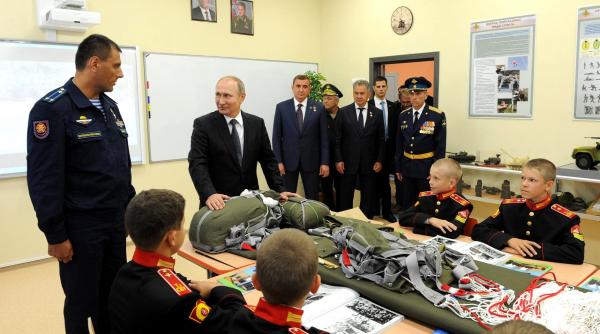 cum militarizeaza kremlinul societatea rusa educatia patriotica de aparare noua prioritate a lui putin