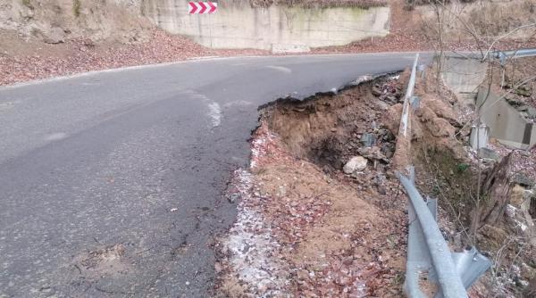 o portiune a unui drum judetean din alba s a surpat din cauza ploilor