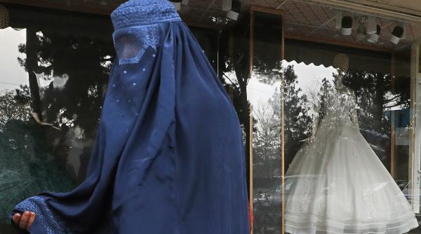 talibanii lovesc din nou femeile afgane nu mai au voie sa calatoreasca decat insotite de un barbat din familie