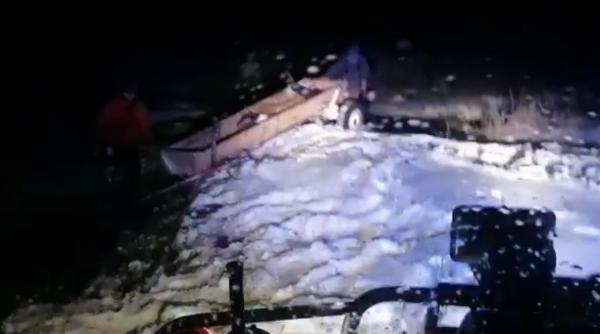 doi barbati impotmoliti cu caruta intr o zona mlastinoasa abandonati in plin camp pe frig