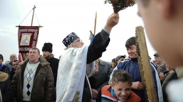boboteaza pe 6 ianuarie ziua cand sunt sfintite apele iar fetele isi viseaza ursitul