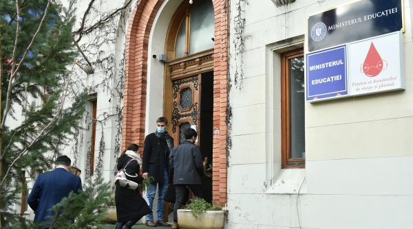 elevii protesteaza in fata ministerului educatiei sunt nemultumiti de modificarea criteriilor de acordare a burselor