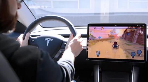 schimbare de soft tesla interzice jocurile la volan