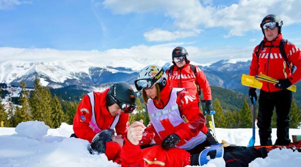 turista ranita in avalansa din muntii fagaras transportata la spital