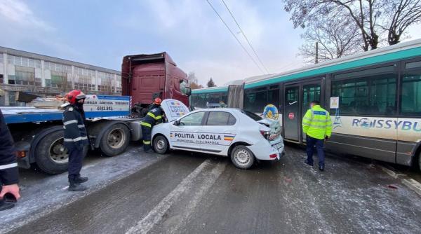 un nou accident in care a fost implicata o masina de la politie patru autovehicule au fost avariate