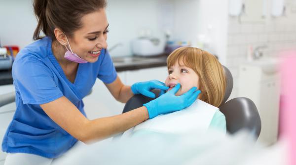 o treime dintre parintii romani nu si duc copiii la dentist din lipsa banilor