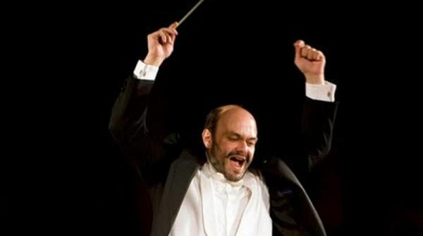 dirijorul gian luigi zampieri si clarinetistul emil visenescu in stagiunea filarmonicii george enescu