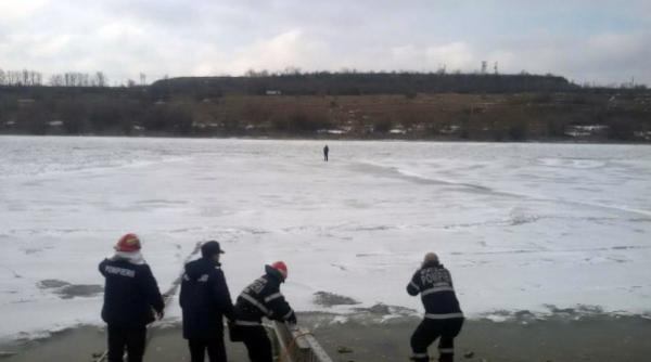 Doi copii au căzut în râul Bistrița după ce s-a rupt gheața. Amândoi sunt resuscitați