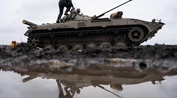 guardian accentul occidentului pe iminenta invaziei ruse ar putea consolida pozitia lui putin