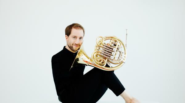 o poveste de viata impresionanta felix klieser cornistul german care canta fara brate invitat la sala radio