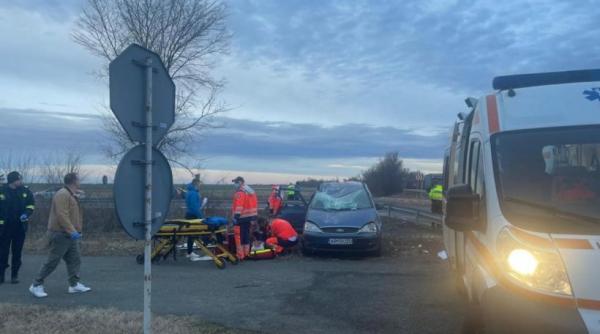 accident grav in arad un copil mort si alti cinci raniti dupa ce o masina s a rasturnat pe dn 79