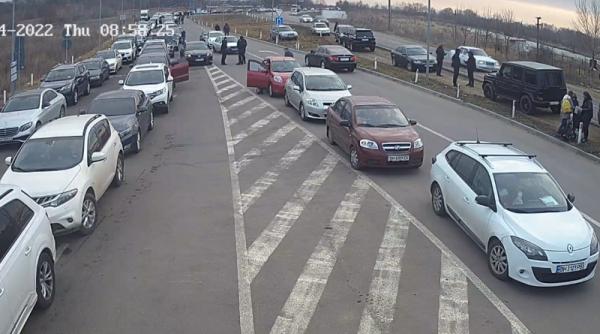 Cozi URIAȘE de mașini la intrarea în Republica Moldova. Mii de autovehicule vin din Ucraina