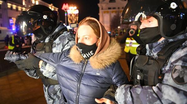 peste 4 000 de persoane retinute in rusia in timp ce protestele anti razboi intra in a patra zi