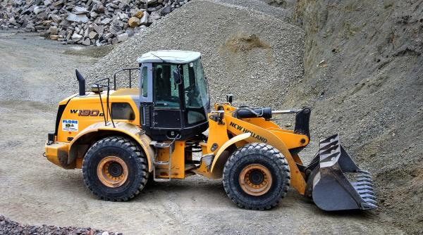 oligarhul omenit de autoritatile romane cu contracte dar si cu licente de exploatare pietris si nisip