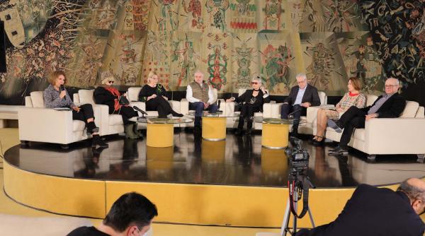 aplauze pentru poet a hand for the poet online din 10 martie