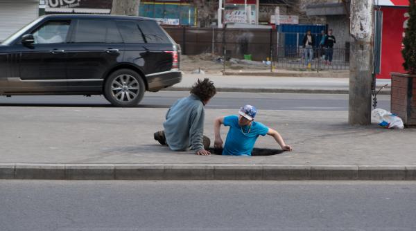 legea pumnului este singura care conteaza in viata unui homeless