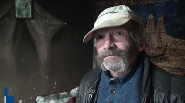 lumina pe un varf de munte din alba nea viorel traieste singur intr un varf de munte unde se ajunge foarte greu iar de aproape sase decenii cat timp soarele lipsea de pe cer el dormea