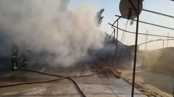 circulatia rutiera se desfasoara cu dificultate joi pe dn 6 e79 intre craiova si filiasi din cauza fumului dens provenit de la un incendiu izbucnit intr o hala de materiale plastice