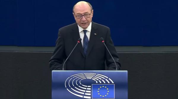 Traian Băsescu a fost internat de urgență la un spital din Paris