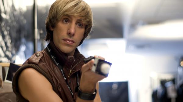 sacha baron cohen channing tatum si robert downey jr in aprilie la warner tv