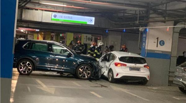 cinci autovehicule implicate intr un accident in parcarea unui centru comercial din capitala