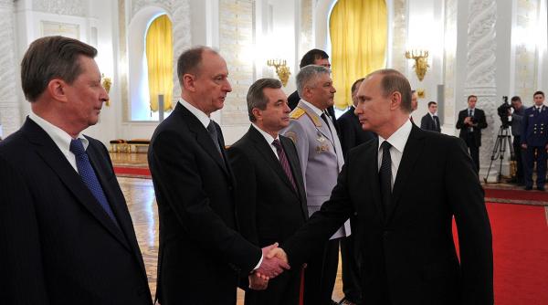 operatiunea jucarii in noroi transformarea unui anonim in james bond de rusia