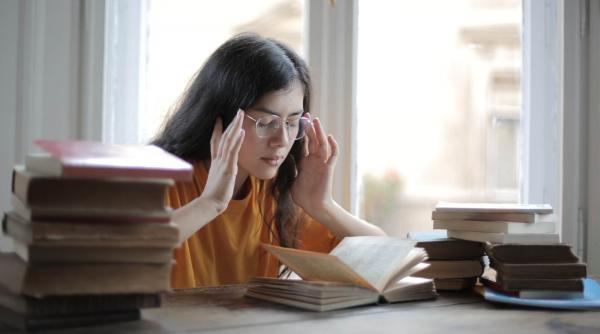 Situație ÎNGRIJORĂTOARE a elevilor români. Se simt singuri, extenuați și nepregătiți pentru examene