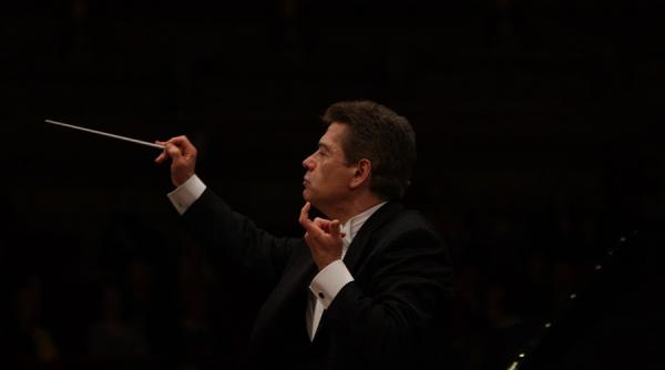 dirijorul christian badea si violonista ioana cristina goicea in stagiunea filarmonicii george enescu