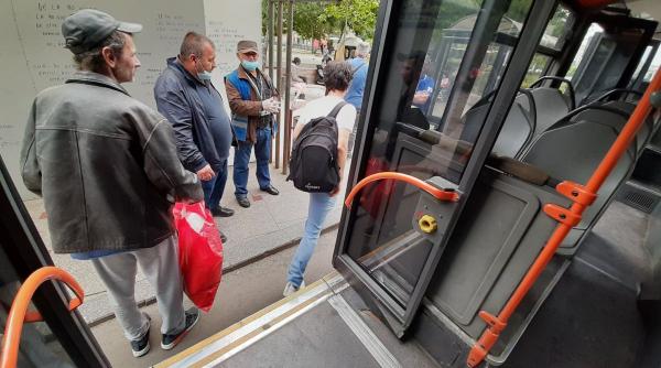 inspectorii anpc se duc la controale cu mijloacele de transport in comun si filmeaza cu telefonul personal