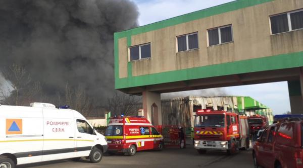 update timis incendiul de la fosta fabrica de tigari a fost localizat dar continua degajarile de fum