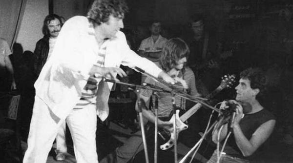 ziua in care s a stins flacara ultimul spectacol la ploiesti 6 morti si zeci de raniti filmul distrugerii cenaclului lui adrian paunescu