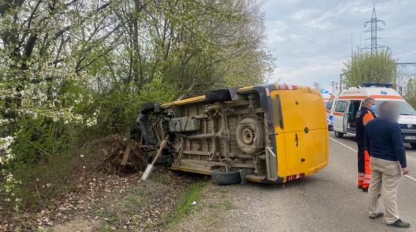microbuz rasturnat in judetul suceava 6 persoane printre care 5 copii duse la spital