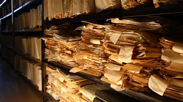 subsolul cladirii in care functioneaza ani inundat de documente nearhivate gestionarea lor costa o jumatate de milion de euro