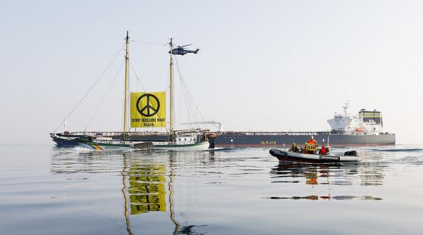 greenpeace nu a lasat un petrolier rusesc sa descarce zeci de mii de tone kerosen in norvegia