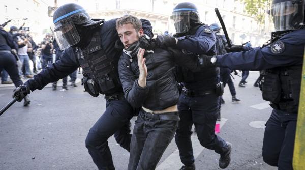 proteste violente in franta sute de mii de persoane au iesit in strada agenti de politie raniti in violente