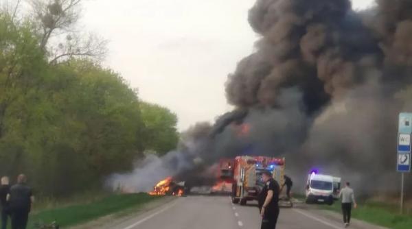 tragedie in vestul ucrainei accident teribil in care au fost implicate un autobuz un microbuz si un tir cu carburanti care a explodat dupa impact 26 de persoane au murit