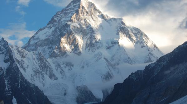 un nepalez a escaladat muntele everest pentru a 26 a oara un record