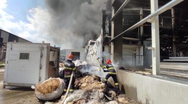 cluj incendiu puternic in hala unei firme care produce cauciucuri