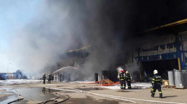 incendiu urias in oradea doua depozite sunt in flacari