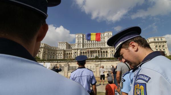 adio politisti tatuati pe maini si pe gat