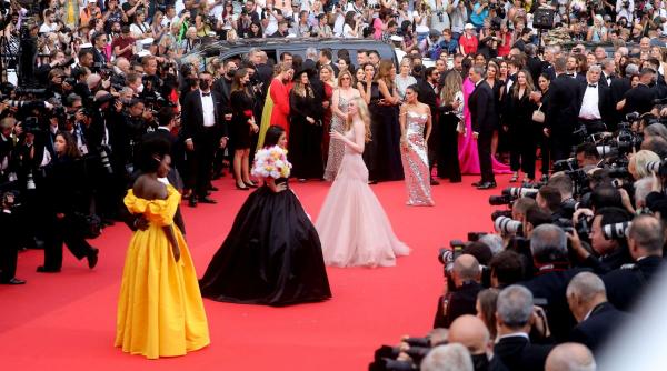 festivalul de film de la cannes a debutat cu vedete elegante un film cu zombi si putine masti sanitare